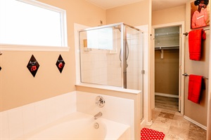 Dive into a refreshing escape in our fully equipped bathroom, stocked with essentials for a rejuvenating experience post-adventures. ✨🛁
