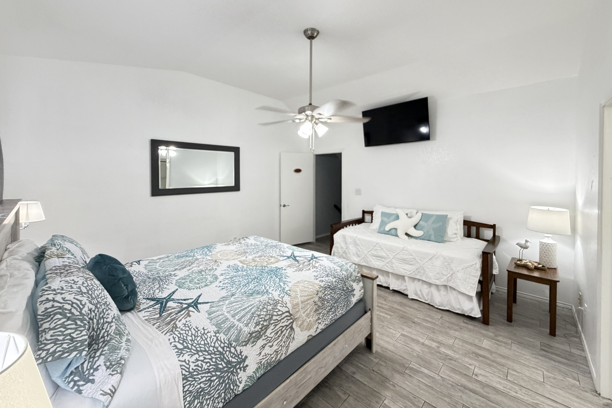 Comfortable queen bed and twin daybed w/trundle
