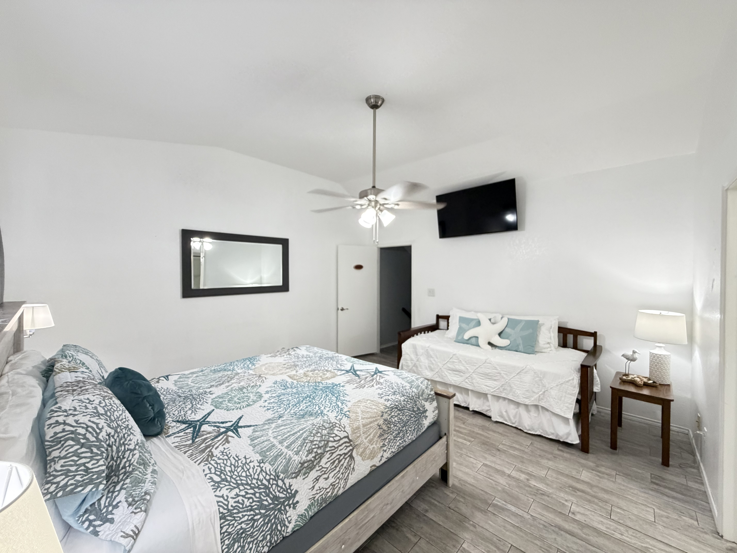 Comfortable queen bed and twin daybed w/trundle