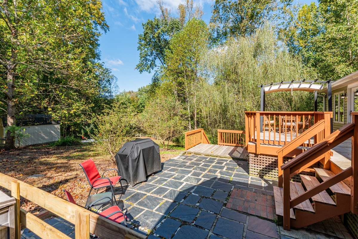 Outdoor: Enjoy barbecues and sunny afternoons on this spacious deck surrounded by nature!