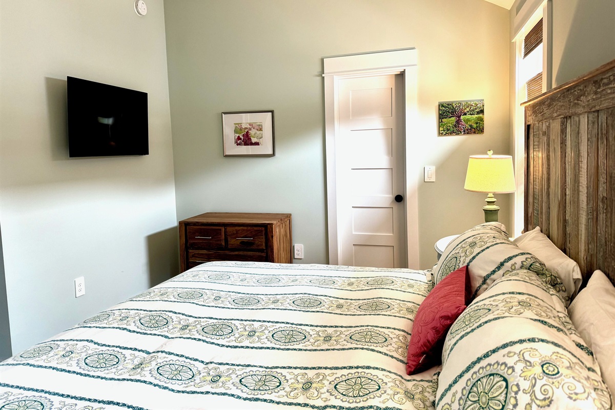 Second King BedTelevisionDresserWalk in Closet