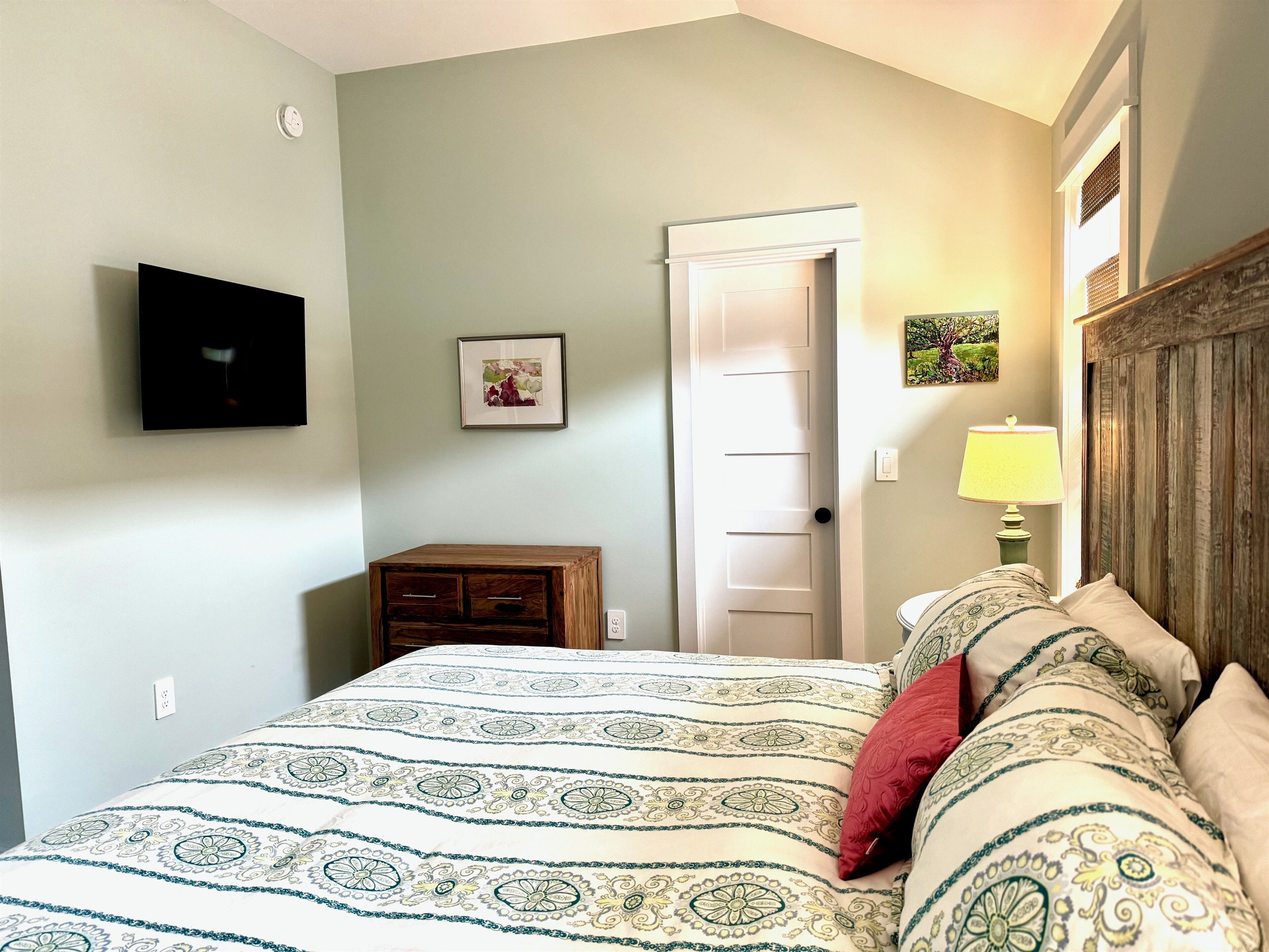 Second King BedTelevisionDresserWalk in Closet