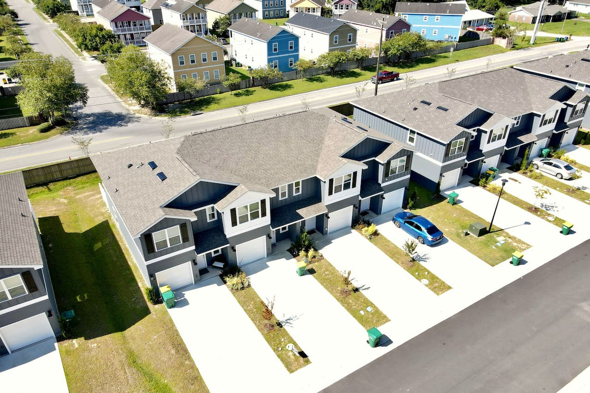 Driving in, wide streets and easy parking come into view. Warm sun overhead, a quiet, tucked-away neighborhood. Simple to find, simple to settle into.