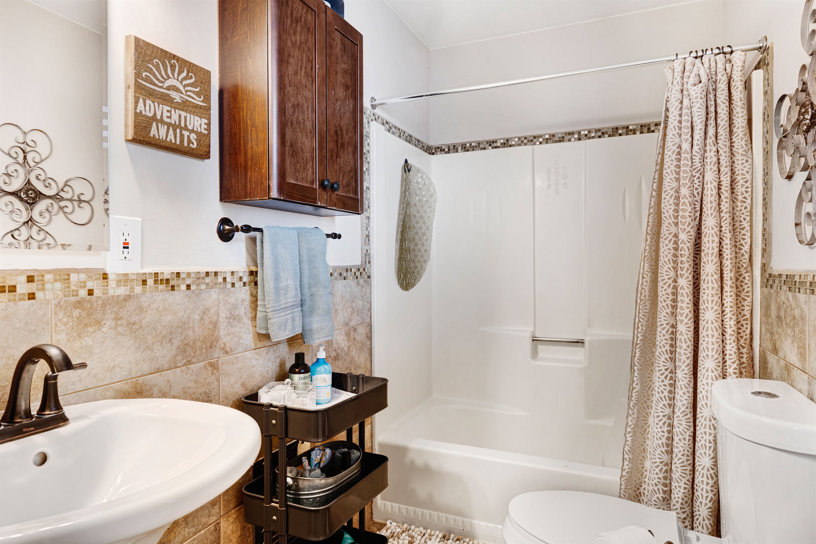 Full Ensuite Bathroom with Bathtub/Shower combo.  We provide towels, soap, shampoo, conditioner and some other toiletries to help make your stay more comfortable. 