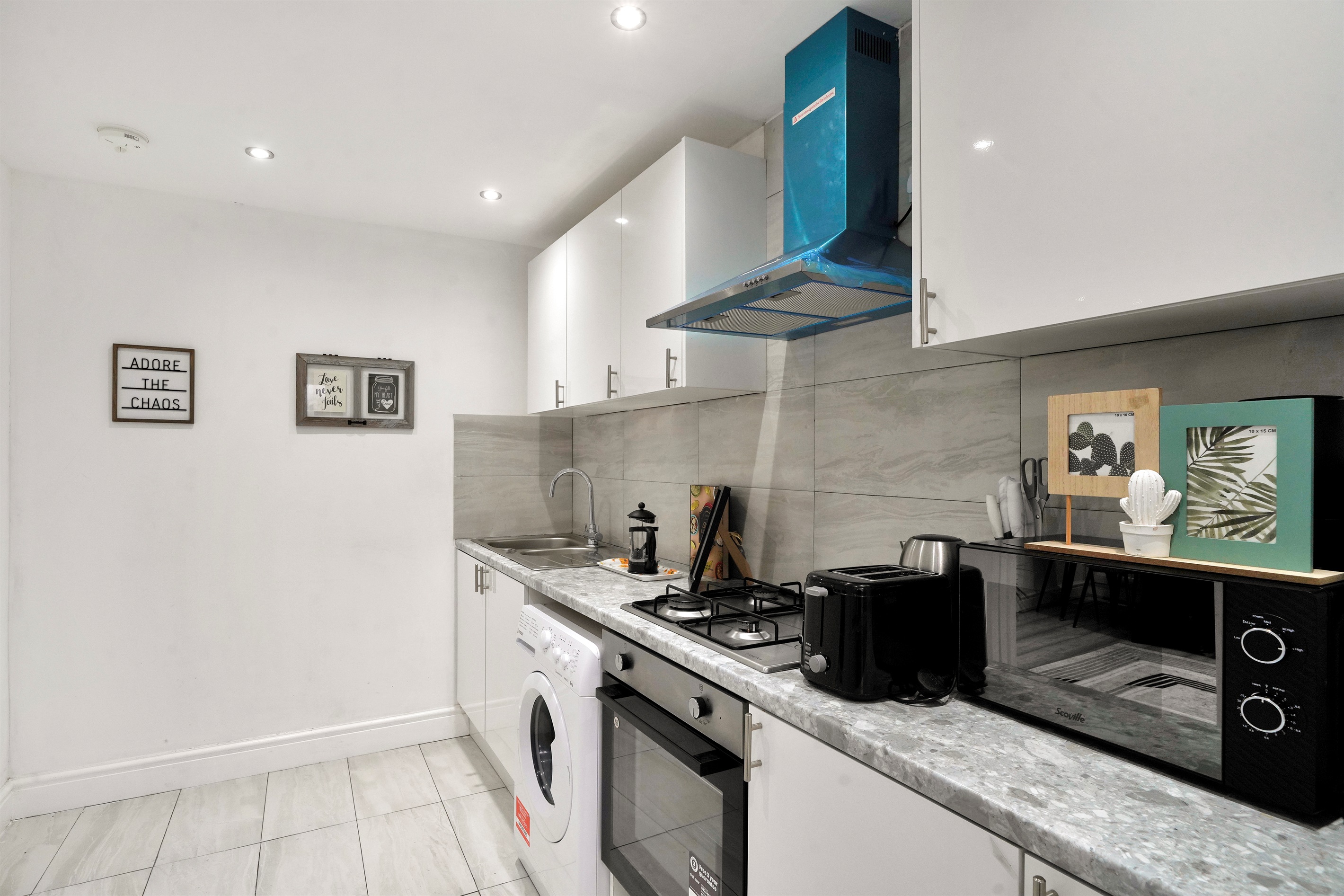 [washing machine for longer stays, full cooking setup, plenty of worktop space]