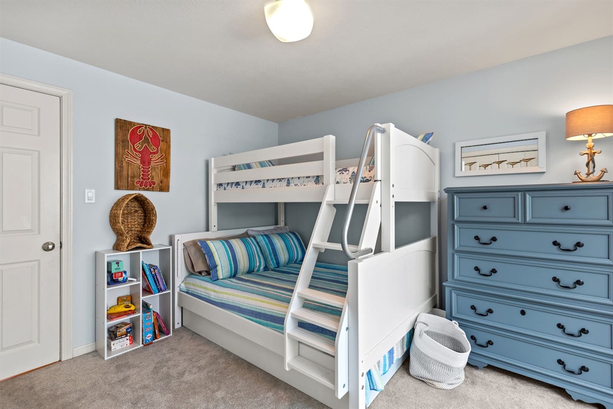 Second bedroom bunk...with access to sunroom