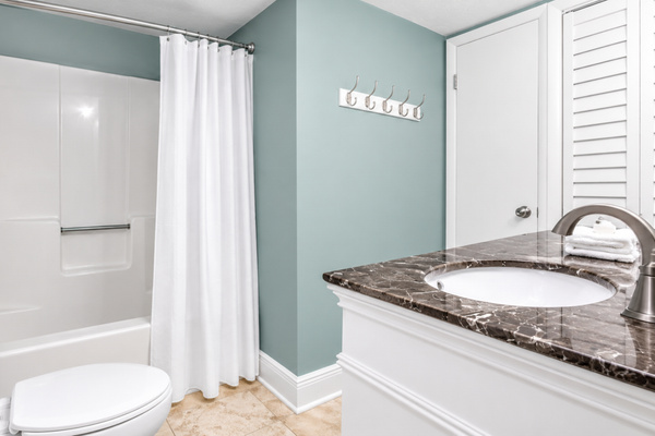 Ensuite full bathroom