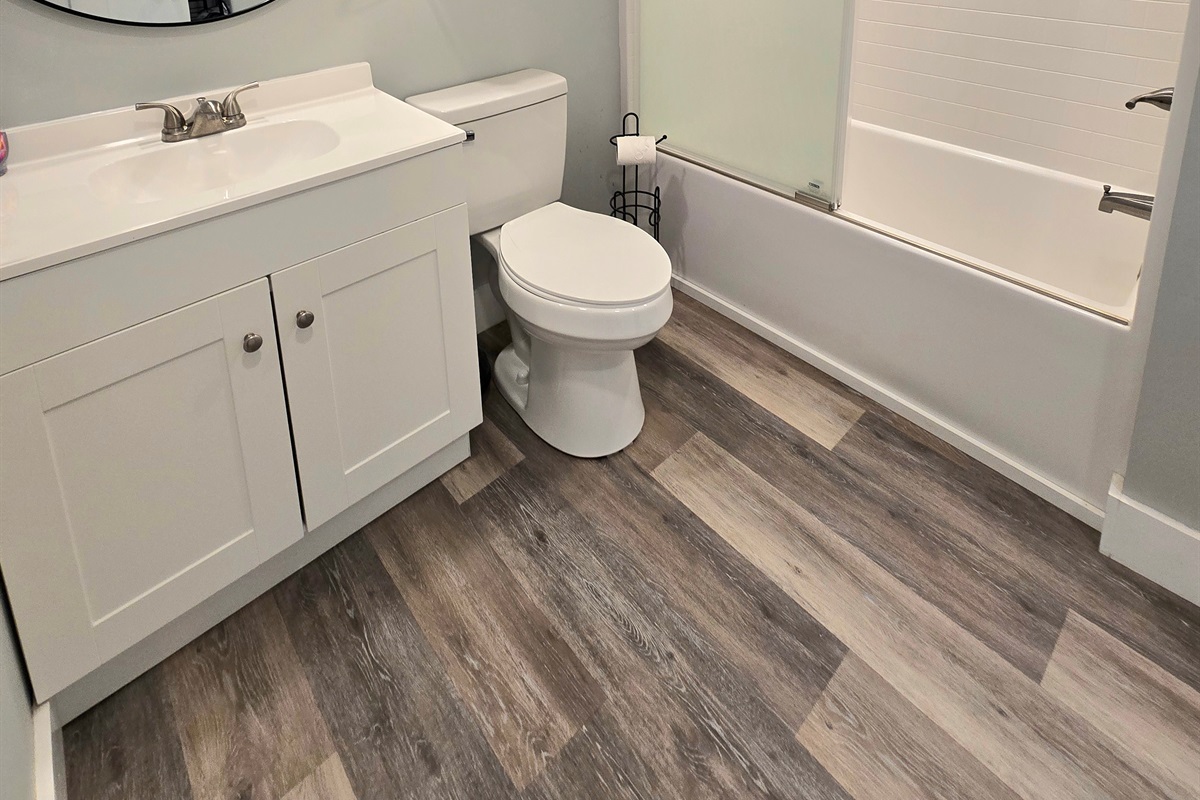 Full Bathroom 2 - Shower/Tub Combo
