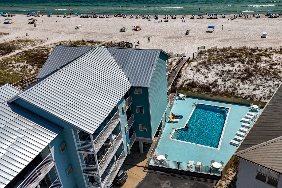 Pool & Beach