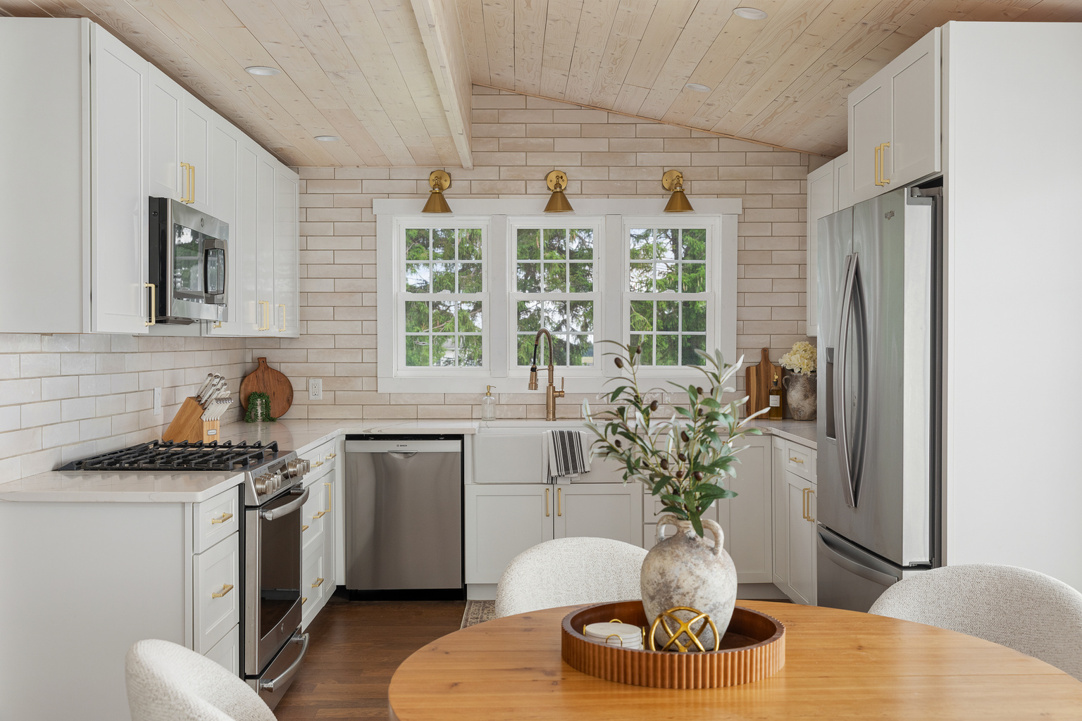 Bright, elegant and fully equipped our chef inspired kitchen offers quartz counter, stainless steel appliances,and plenty of space to cook, connect, and create vacation memories. 