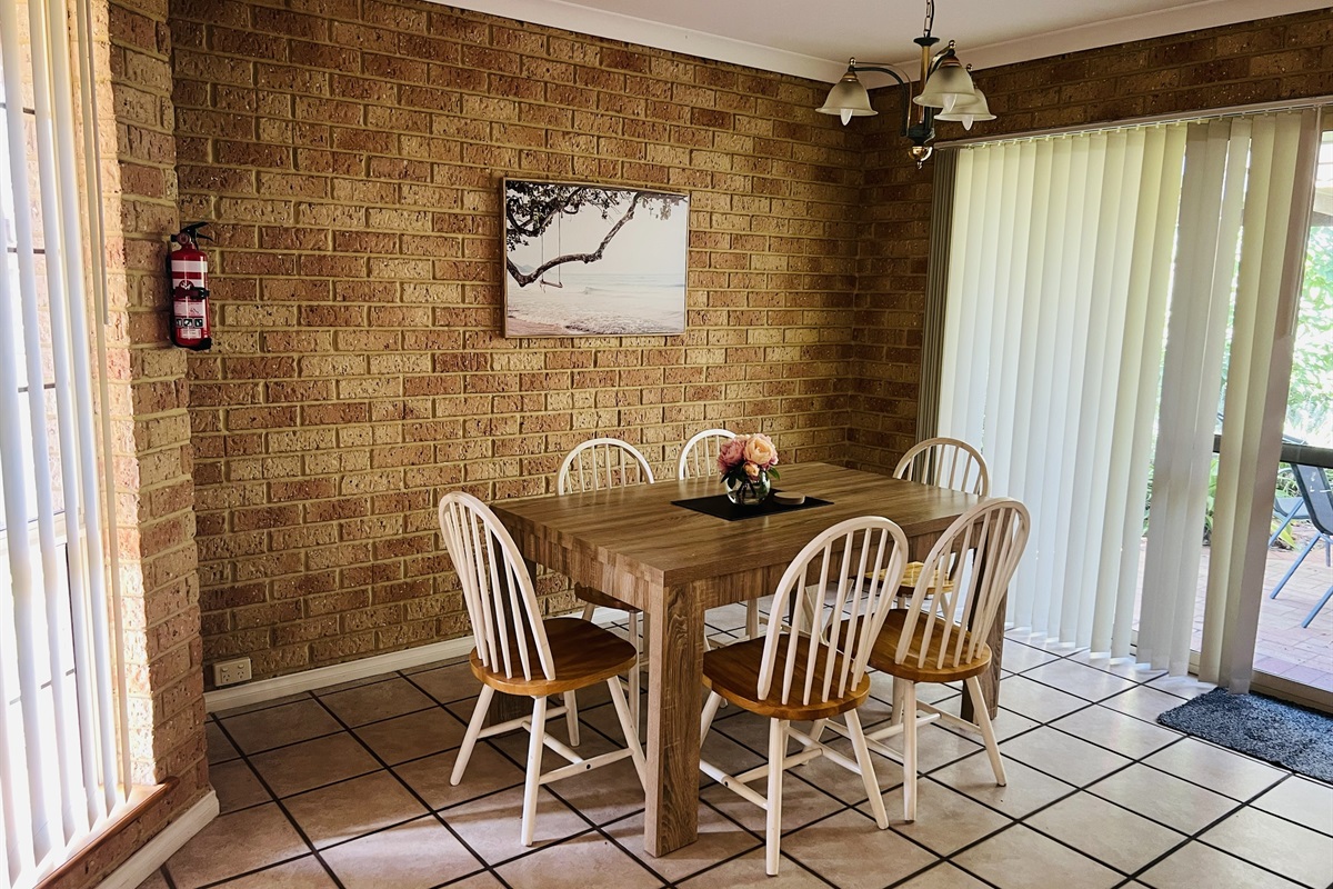 Indoor dining for 6 people (plus a highchair for the little ones)