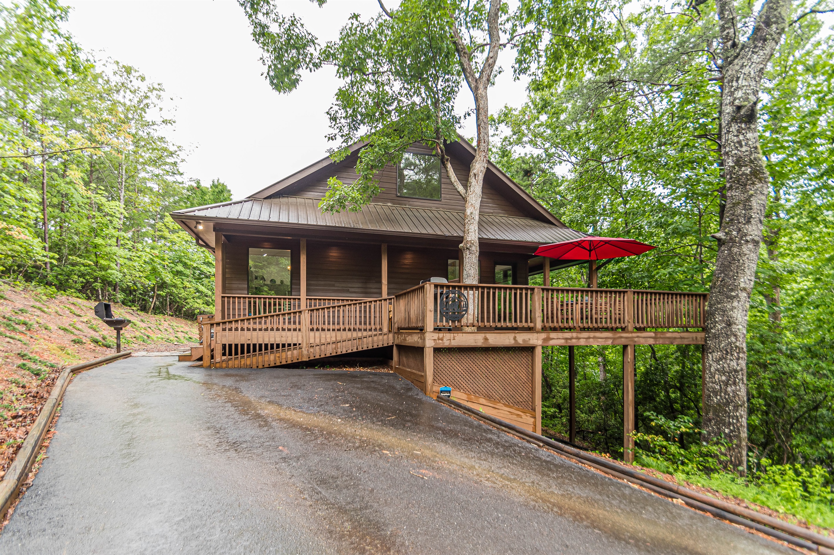 Bearadise Bungalow | Luxurious Canopy Retreat | Hot Tub | Fire Pit | Pool Table 2