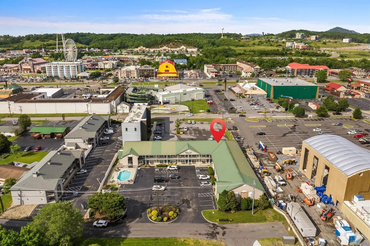 Located 2 blocks off Parkway. Walk to many attractions.