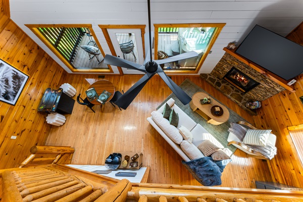 Open, bright, and thoughtfully designed. New large-format windows flood the space with natural light and mountain views. Kitchen, living, dining, coffee bar, and yes—Pac-Man. Everything flows together perfectly. ☕🎮🪟