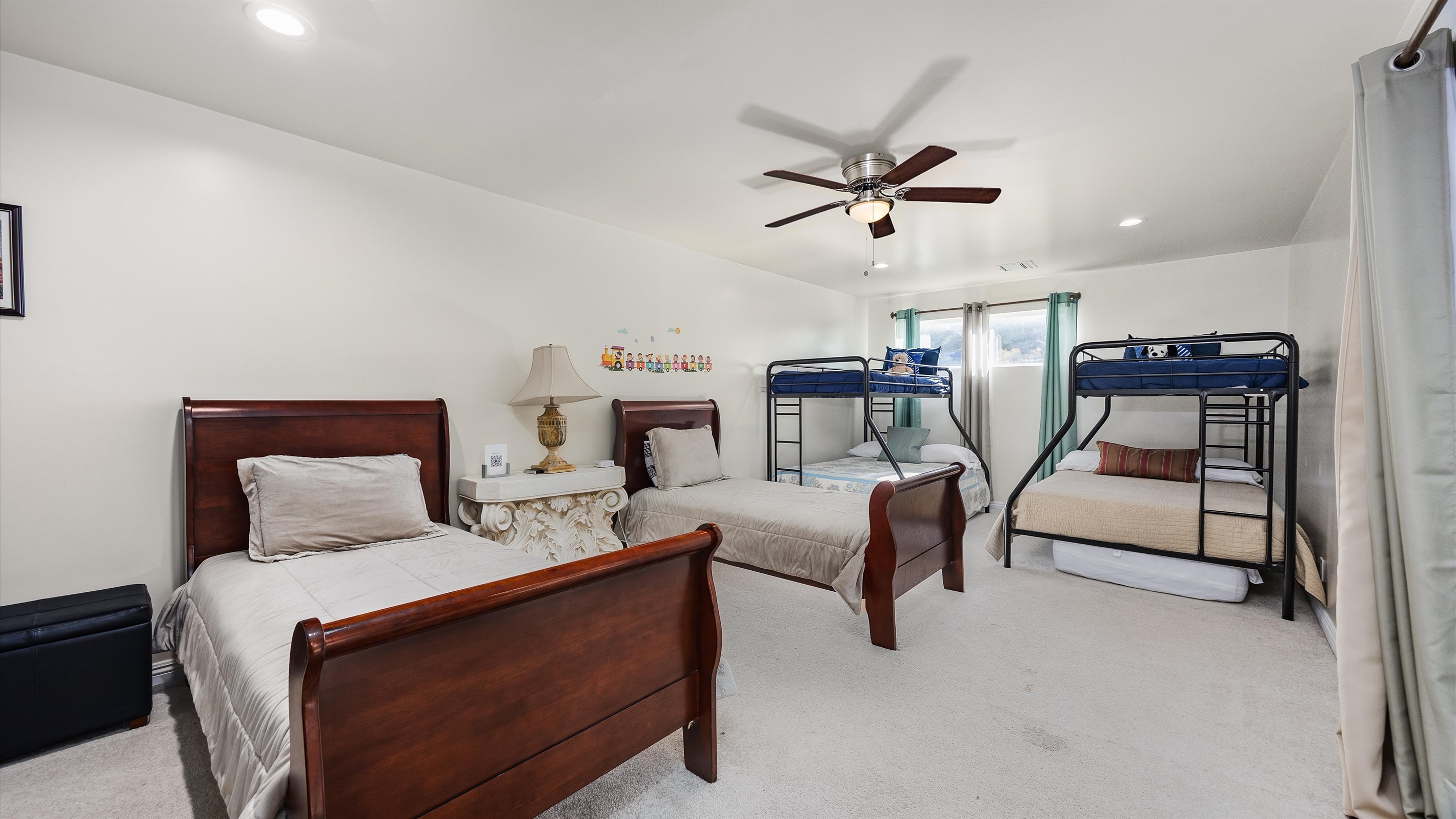 MATTERHORN - 1st Floor Large Bedroom