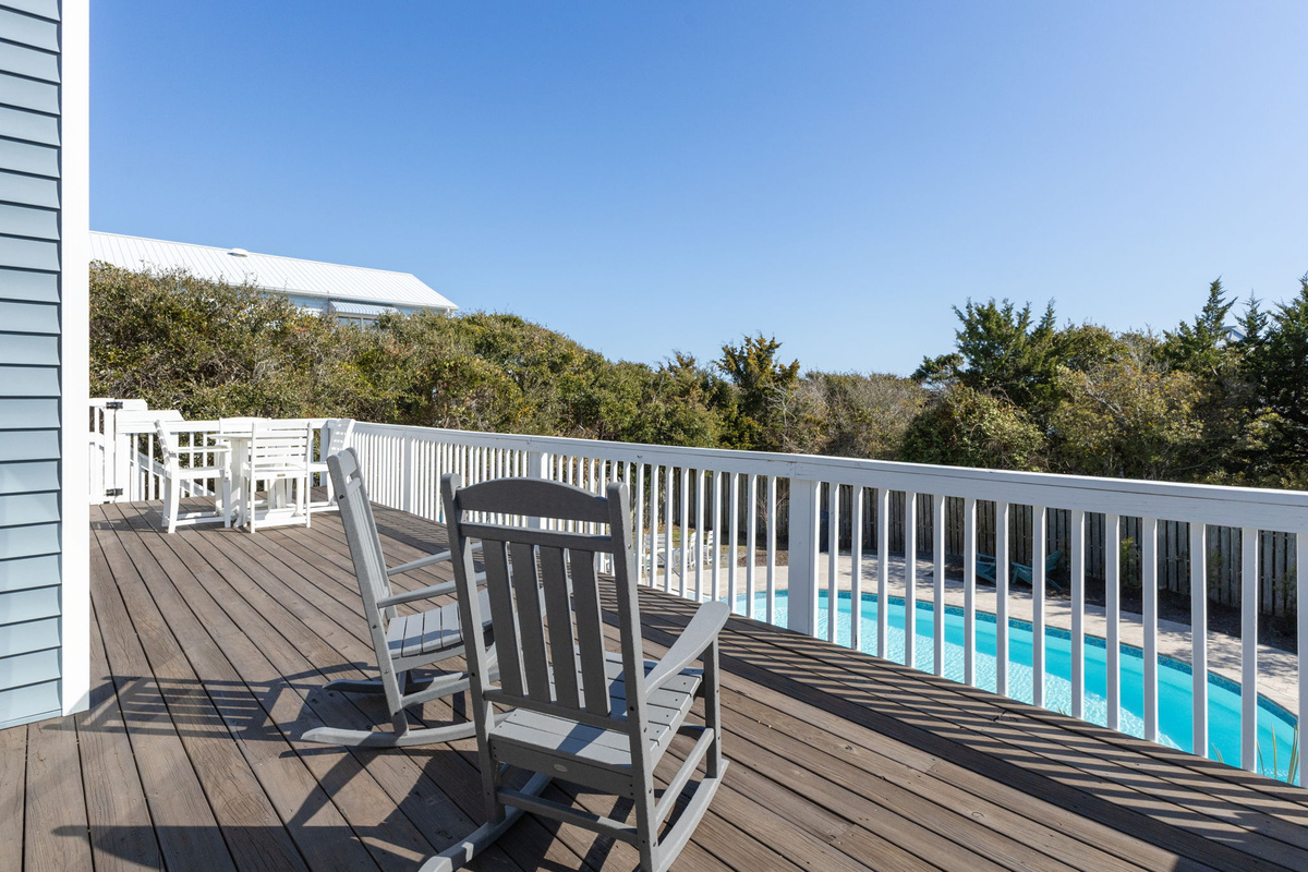 Take in partial ocean views while enjoying the refreshing coastal breeze from the upper-level balcony