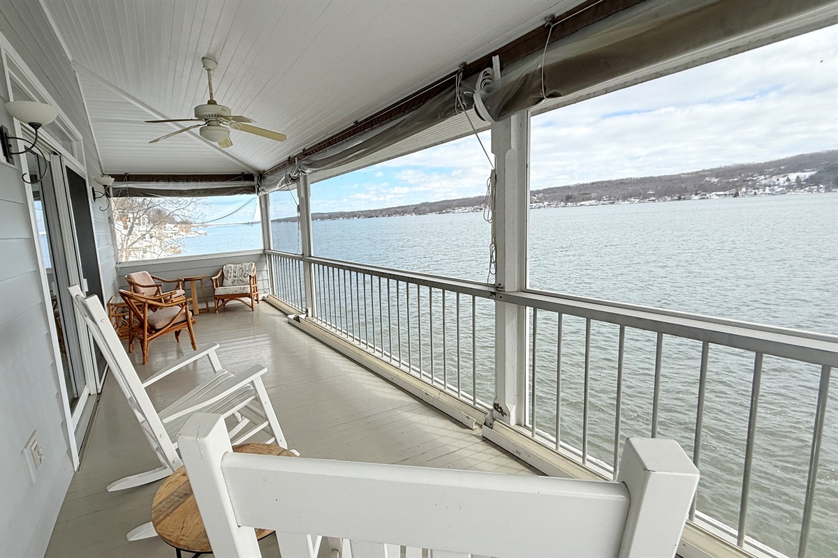 Screened in Porch for quiet reading and boat watching!