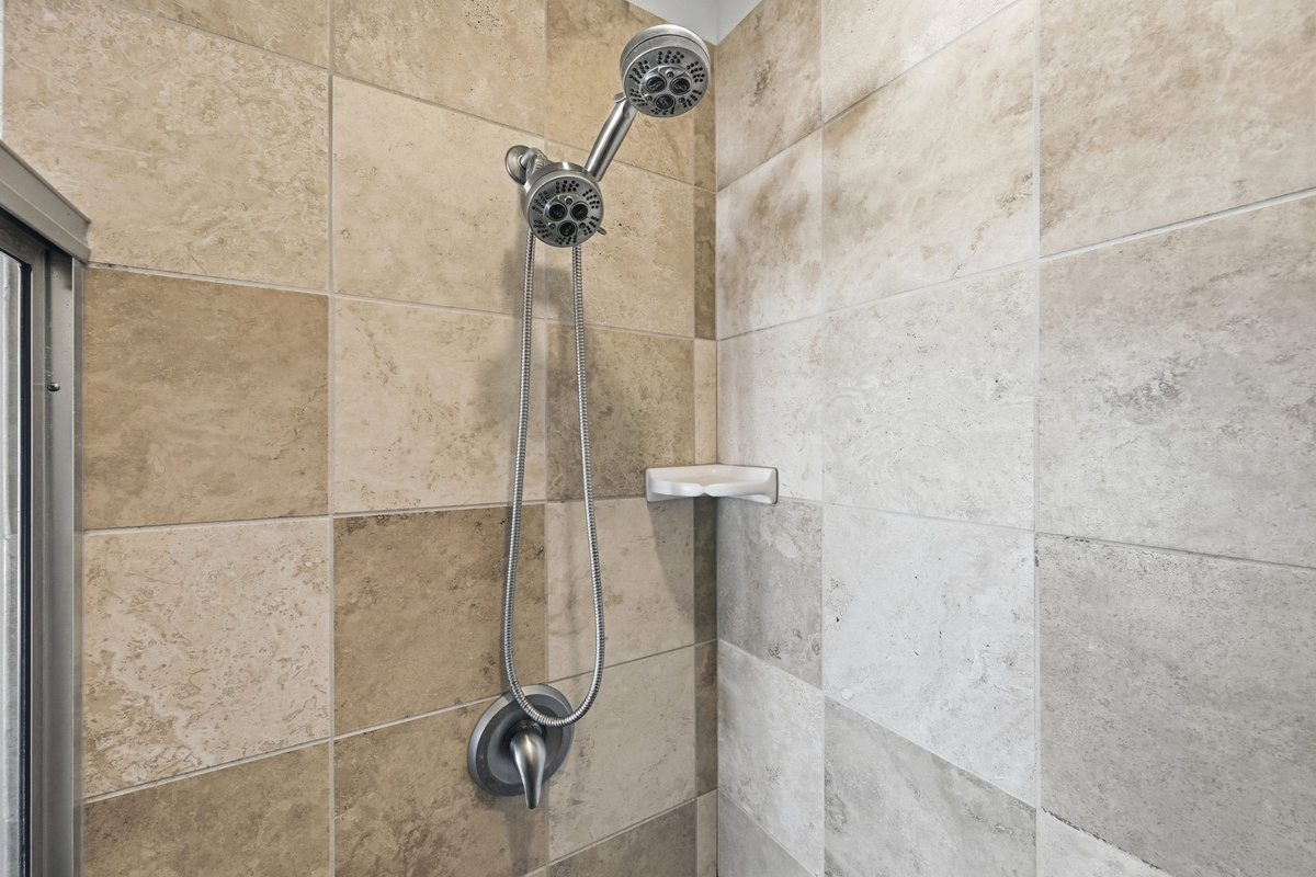 Fresh and functional bathroom with a calm coastal feel throughout