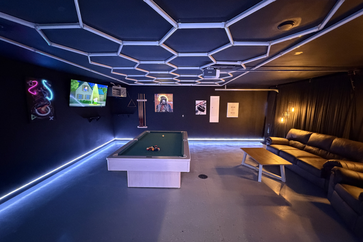 Garage Game Room. Arcade, Pool Table, Couch, Recliner 60" TV