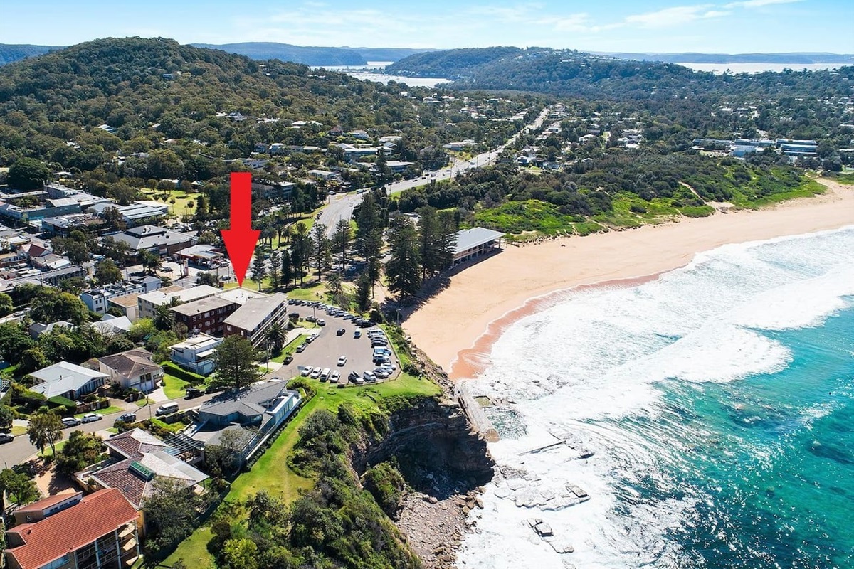 Stroll to the beach (75m) for a swim, or Avalon Village (150m) for a coffee or an endless variety of excellent food and drinks.