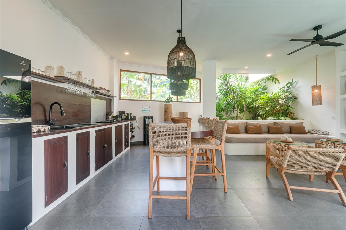 Kitchen & Dining Area