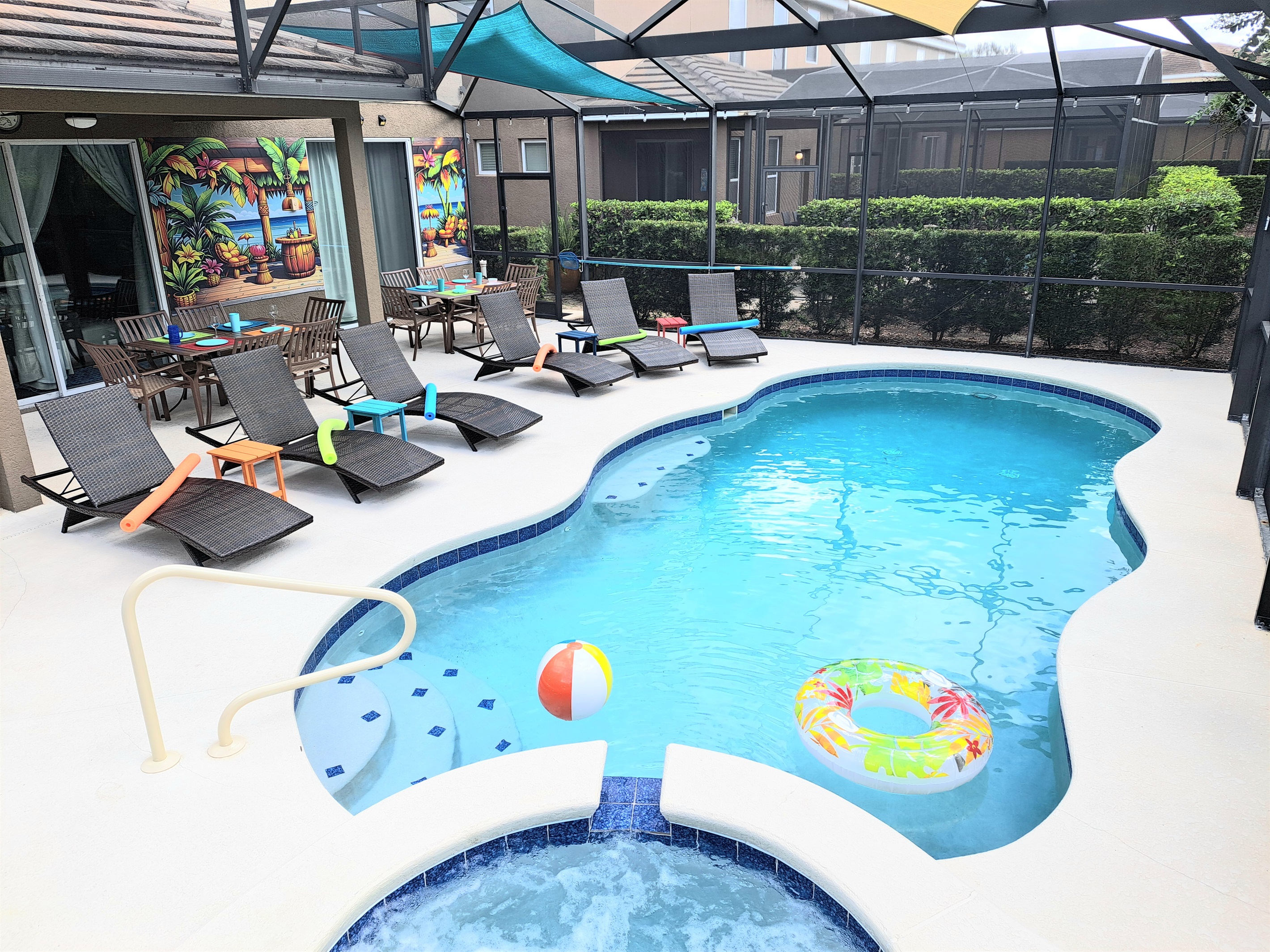 Large pool and Spa tub