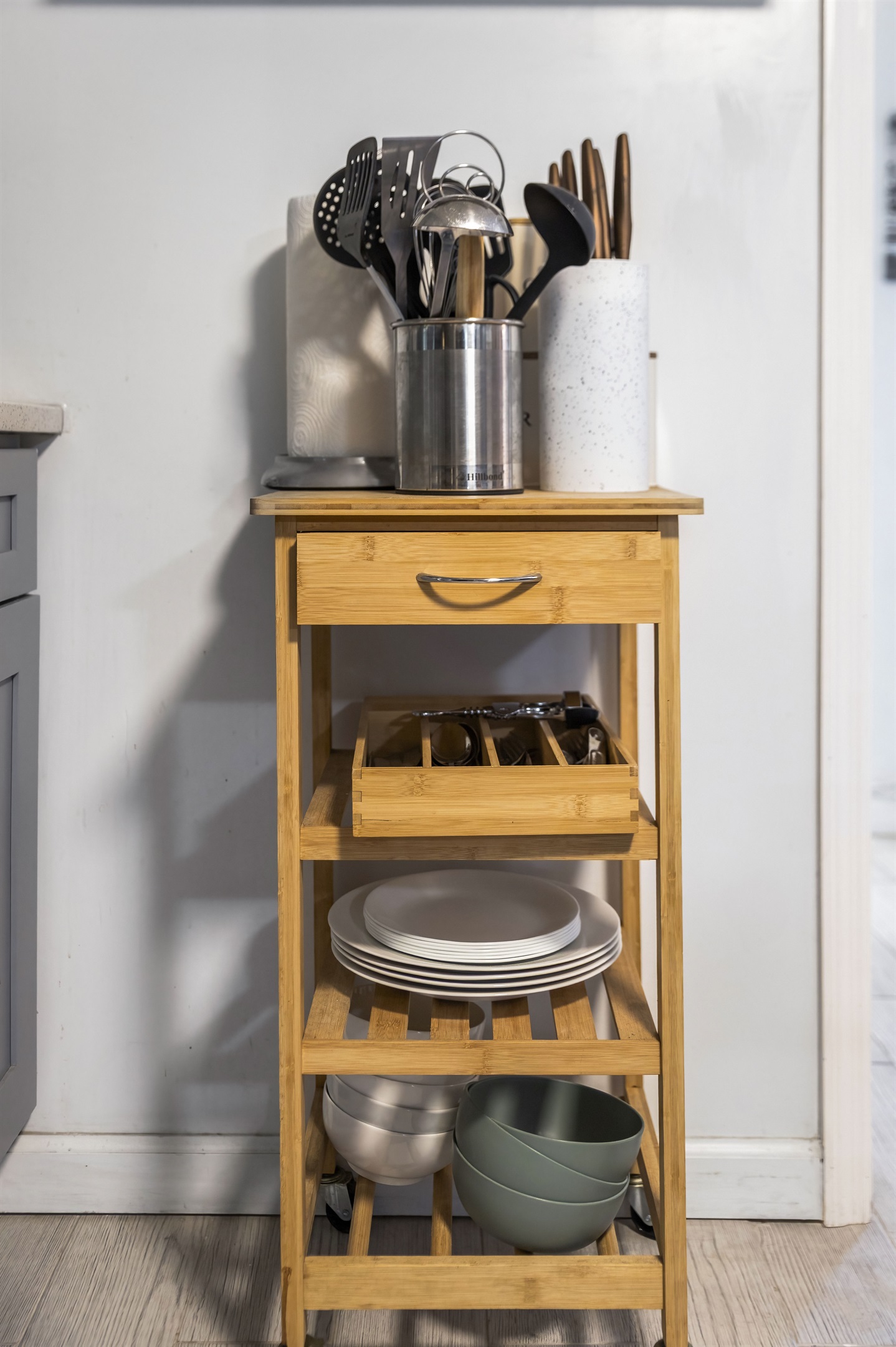 Cook comfortably with a smart kitchen cart that keeps everyday essentials within easy reach.