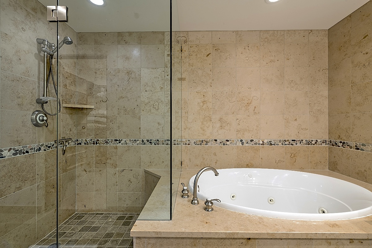 BR 1- En Suite Tub and Shower detail