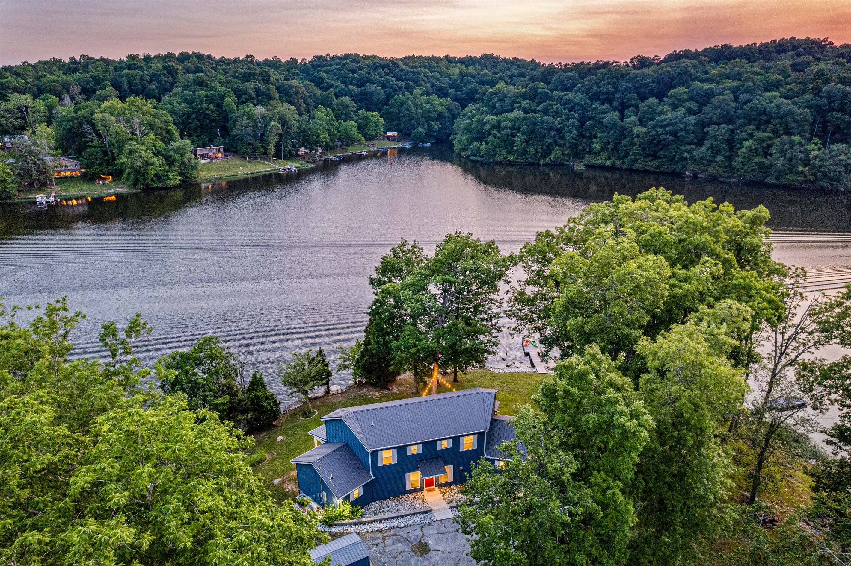 Embrace the peacefulness of lake life – a timeless retreat.