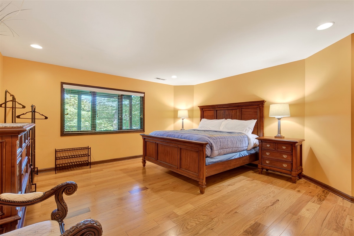 Additional room 2 with a king size bed