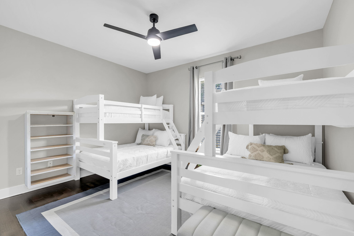 Bunk room - Twin over full, twin over full