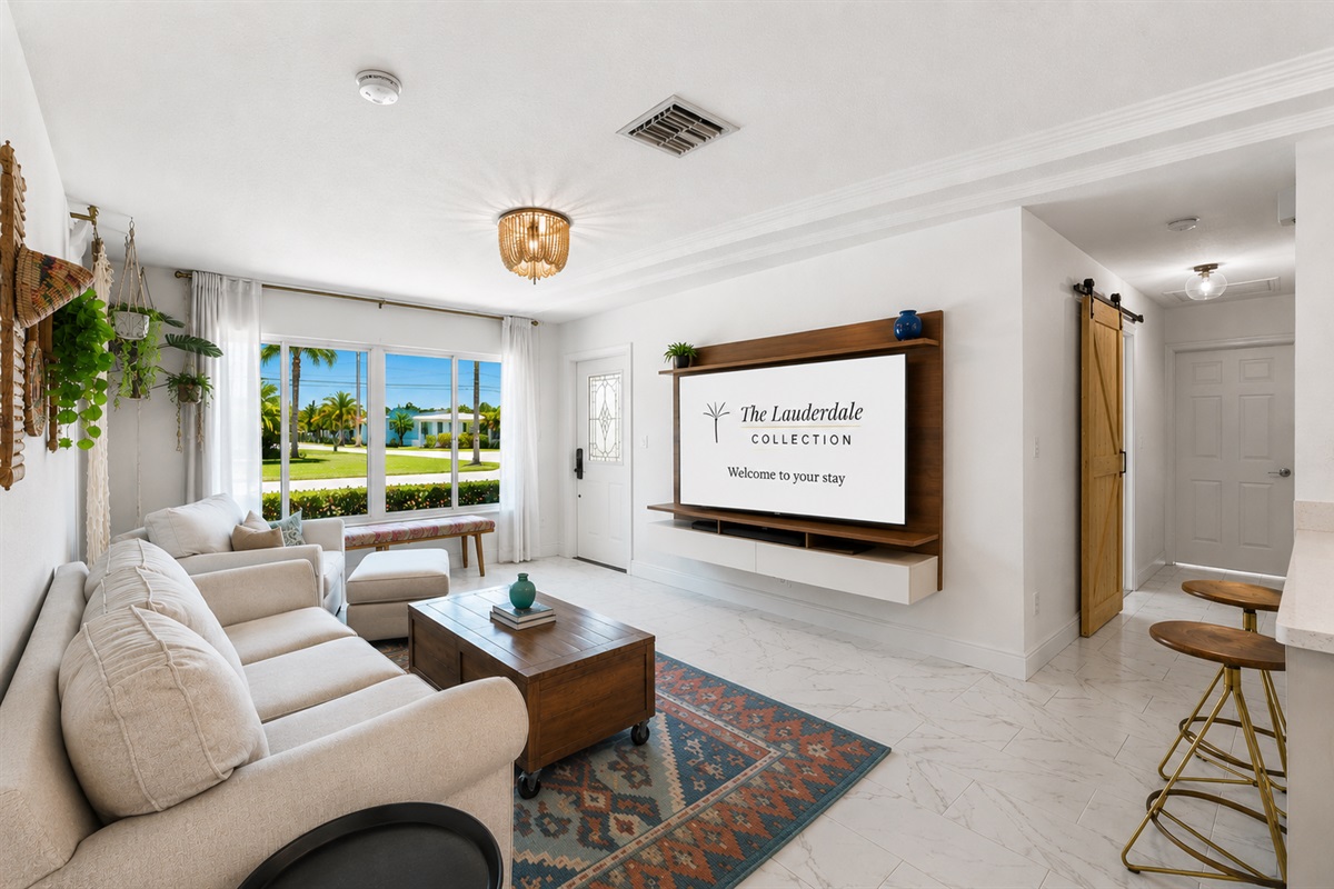 Relaxed Coastal Living Room with Smart TV ☀️