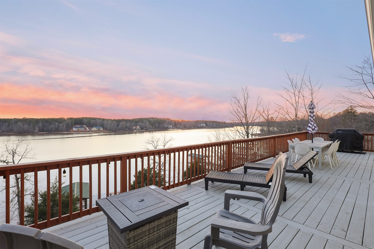 Upstairs Balcony with Firepit, Grill, and Amazing Views 