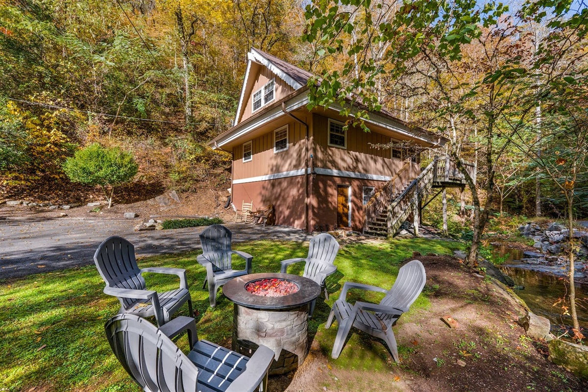 Families can gather in this cabin in the Smoky Mountains where you can enjoy -National Park, BBQ, Hot Tub, arcade, game, fire pit, playground, pool, tennis, basketball, pickle ball.  Easy access:Pigeon Forge, Gatlinburg, Parkway, GSMNP, Wears valley