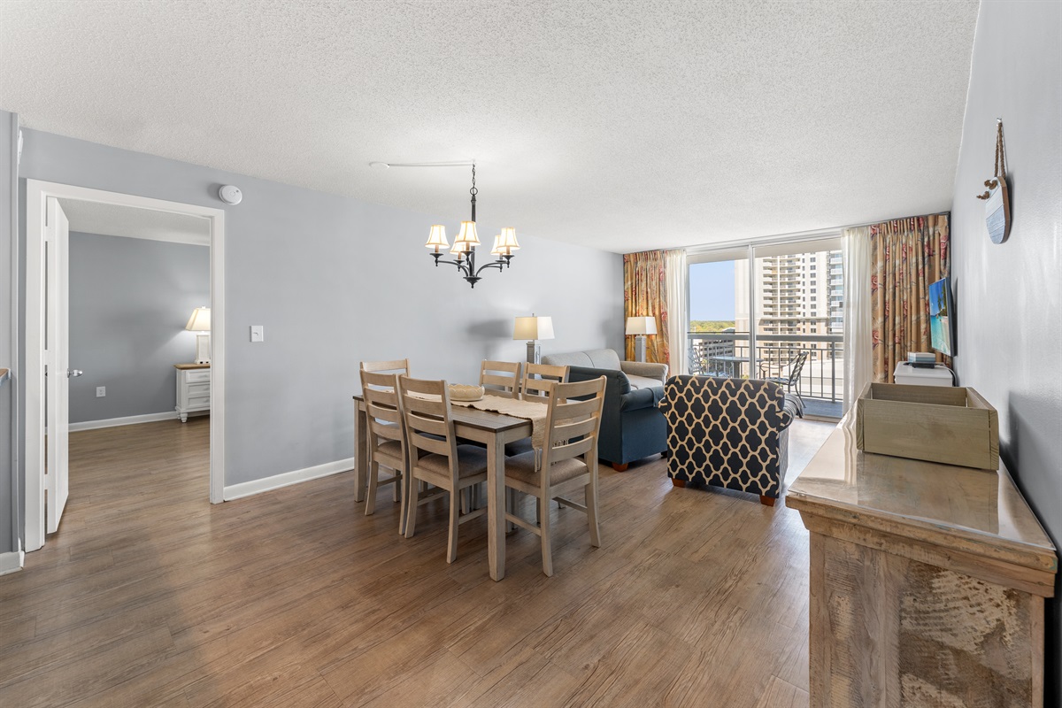 Dining Area with seating for 6