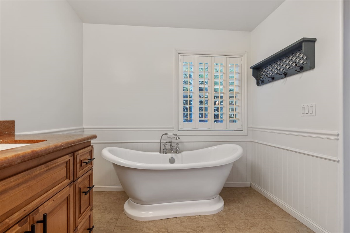 Primary Suite bathroom: soaking tub.