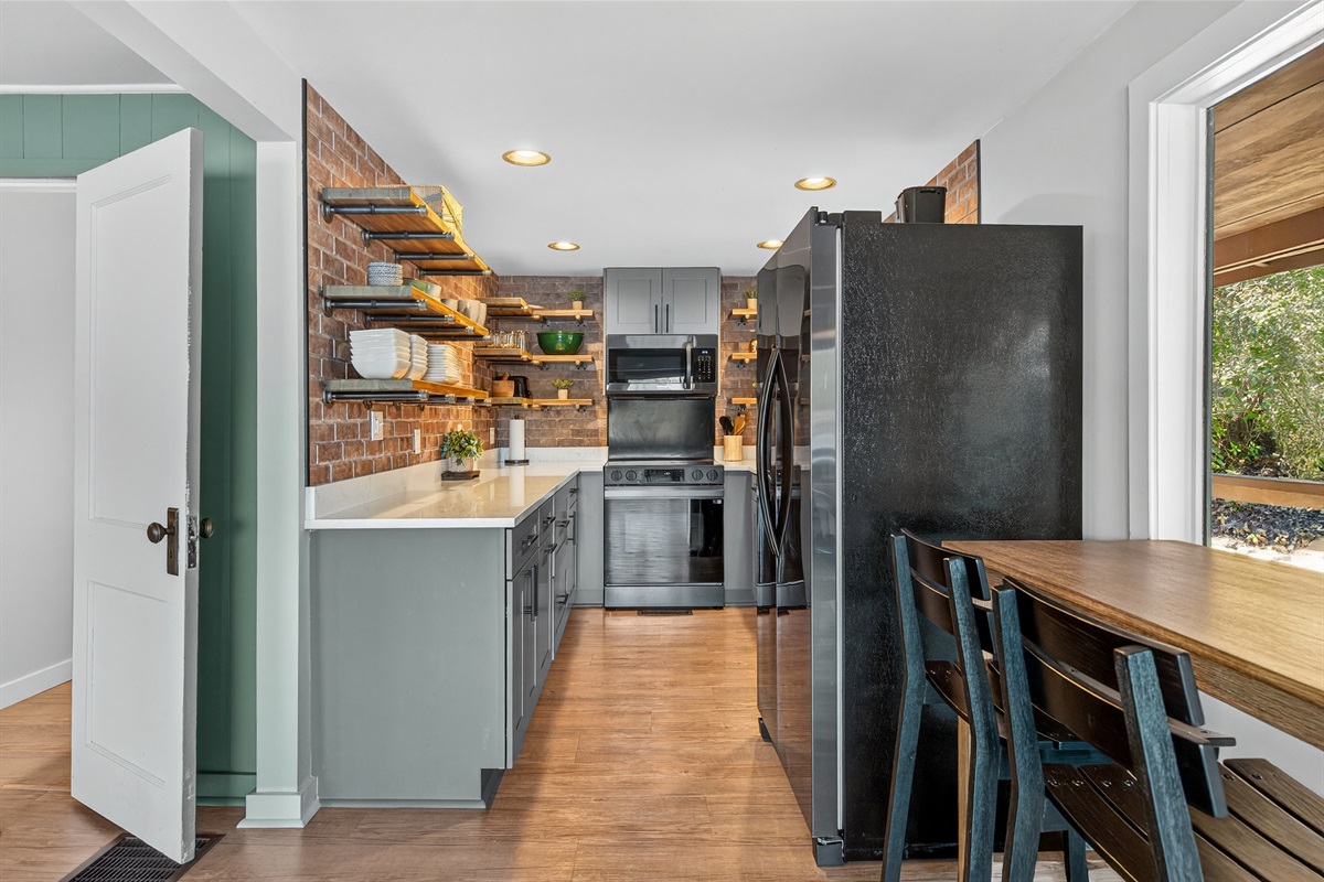 Fully stocked kitchen!
