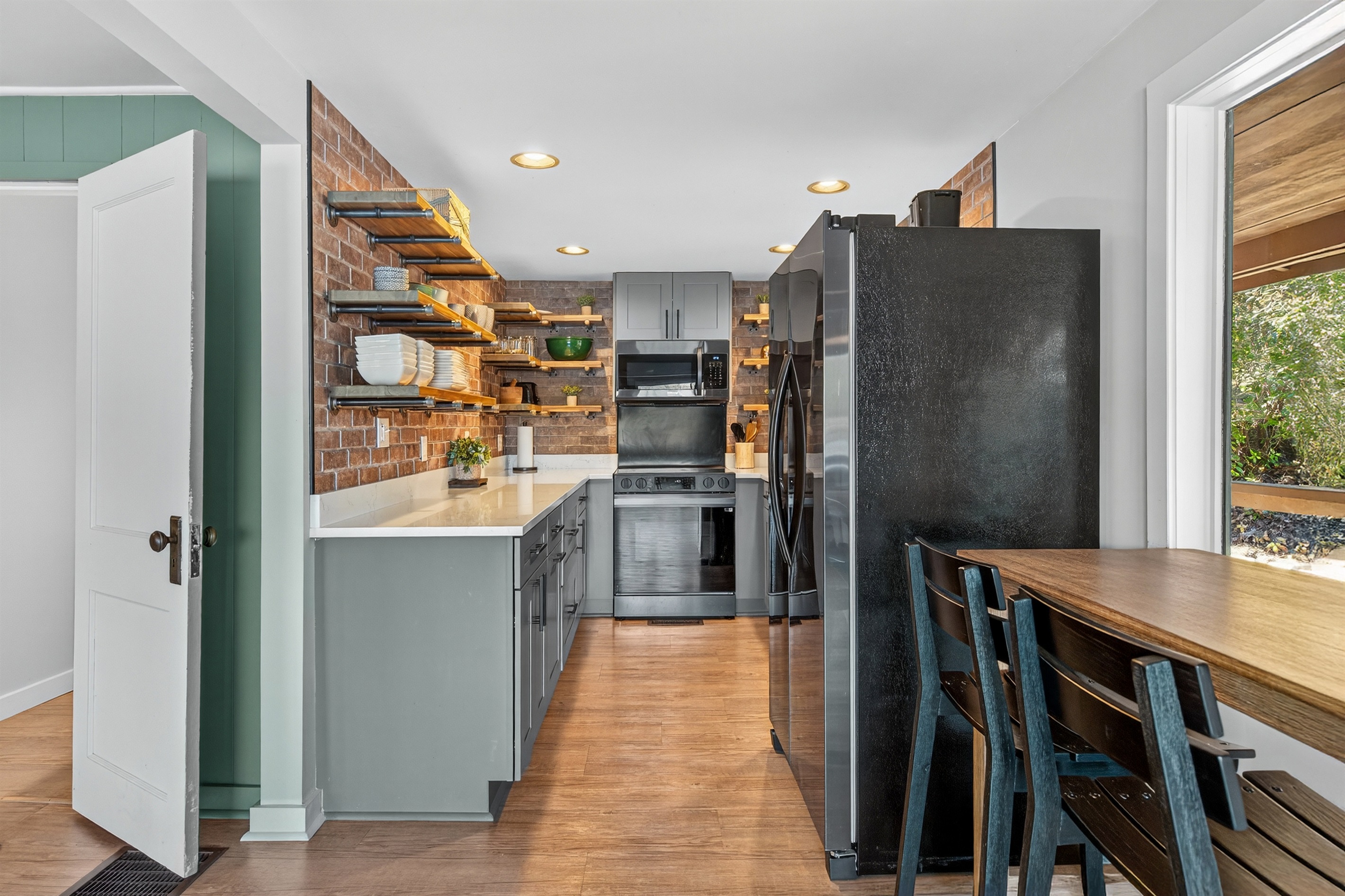 Fully stocked kitchen!