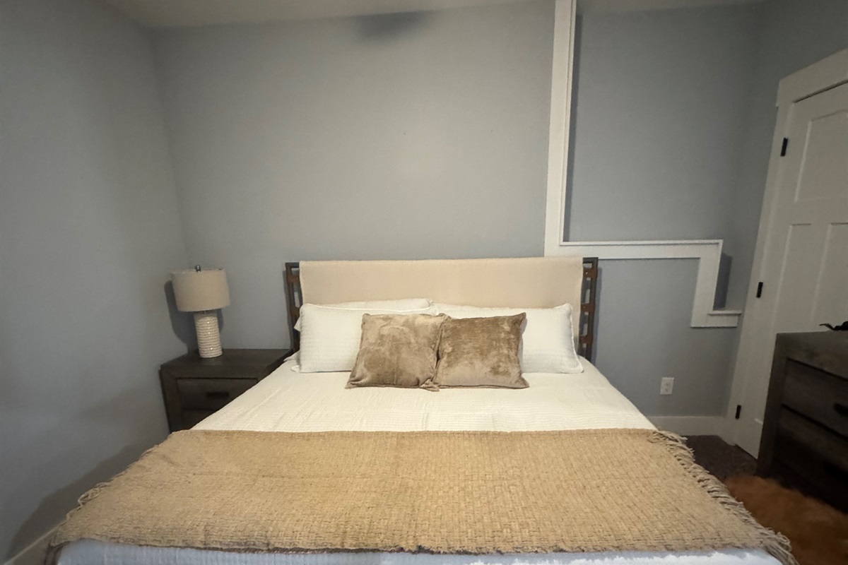 Middle floor King bedroom. Ceiling fan and shared bath