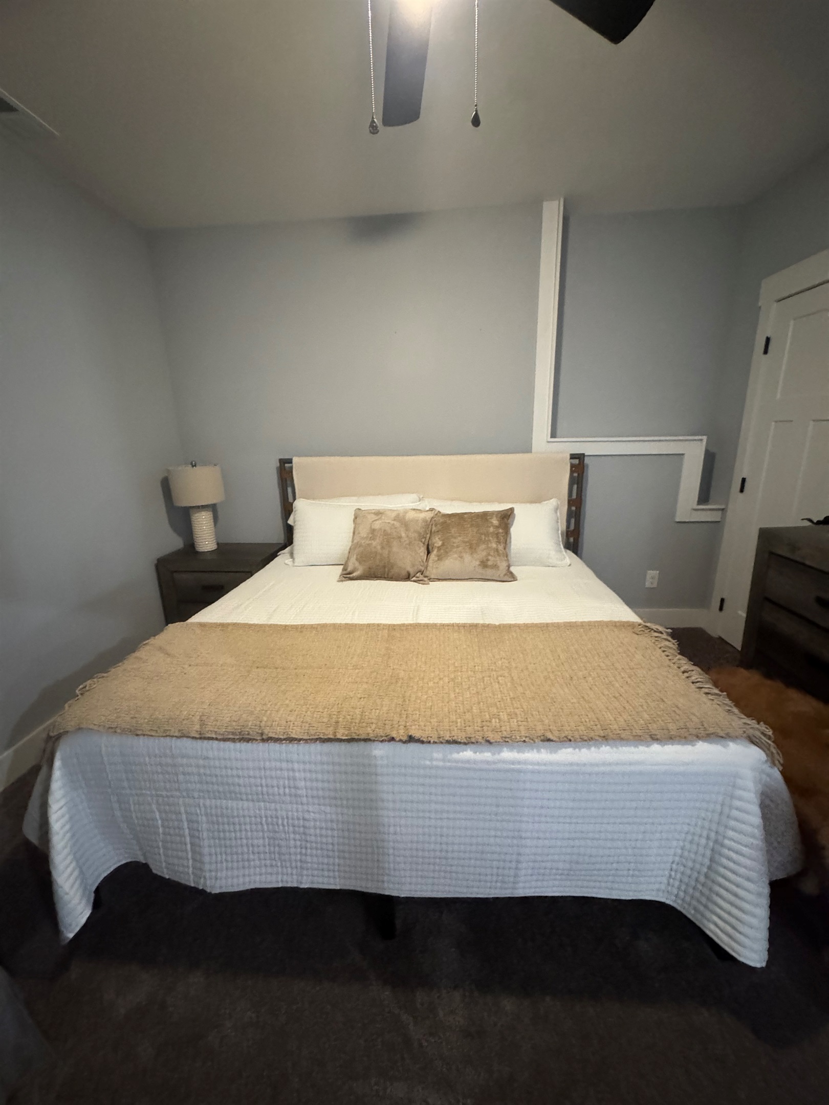 Middle floor King bedroom. Ceiling fan and shared bath