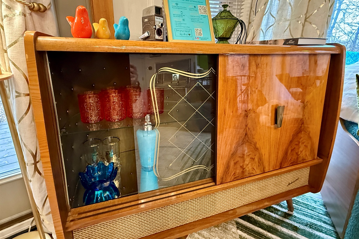 Fun vintage decor and glasses!