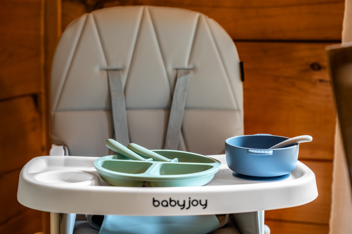 Traveling with little ones is easy with our family-friendly amenities, including a high chair, bibs, kids’ plateware, utensils, and sippy cups.