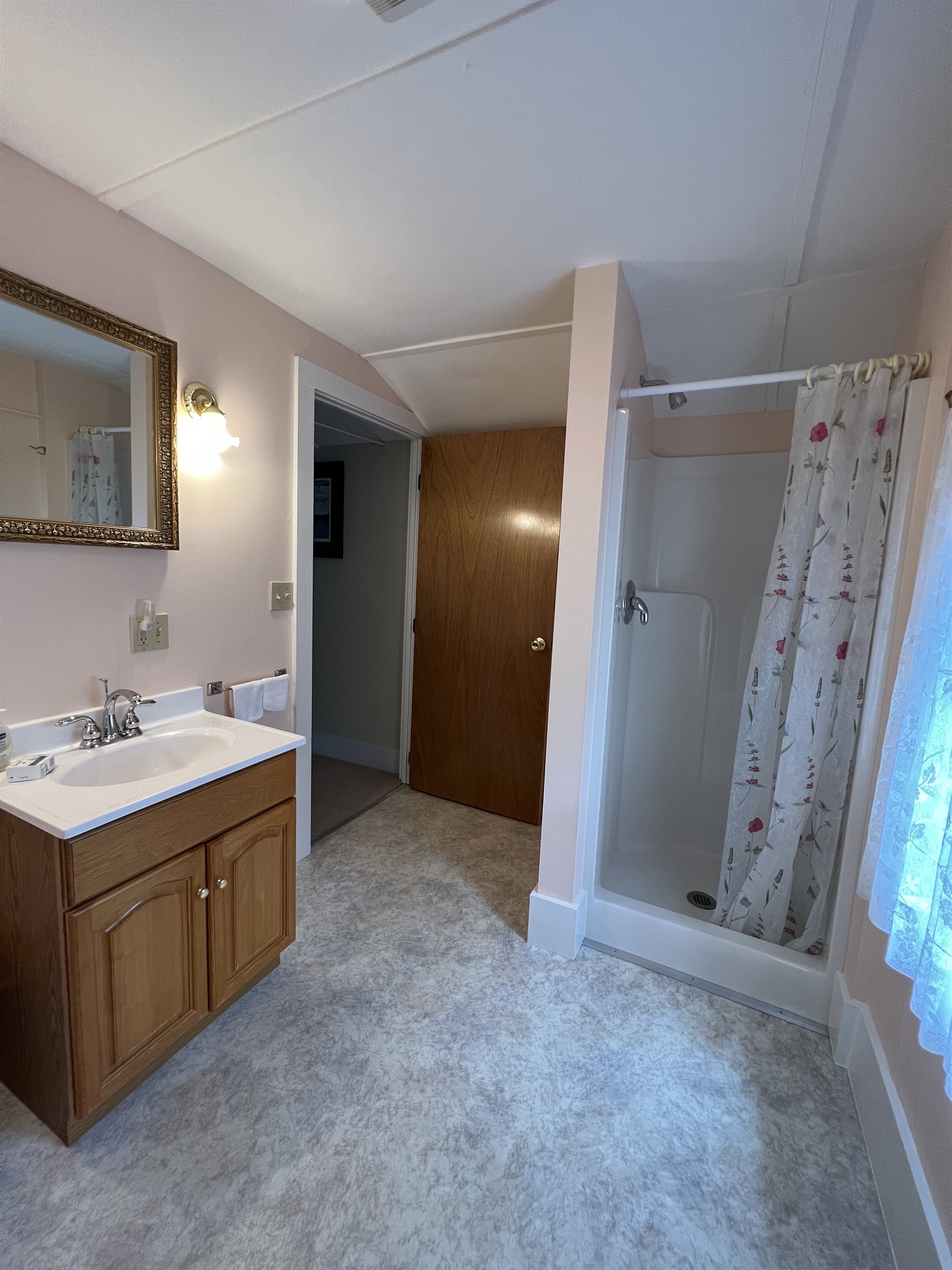 2nd floor bath w/ shower