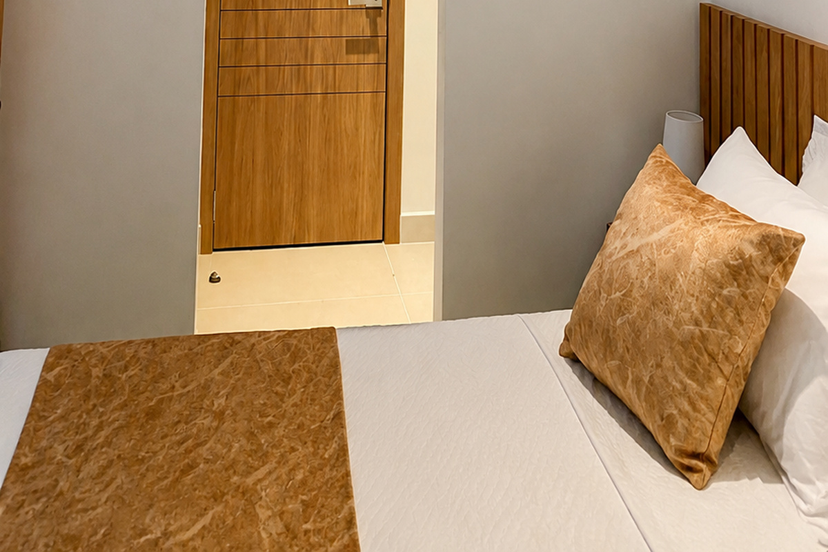 Dormitorio cómodo para tu estancia costera, con aire acondicionado, TV y cortinas opacas suaves para descansar entre días de playa y recorridos por la zona.