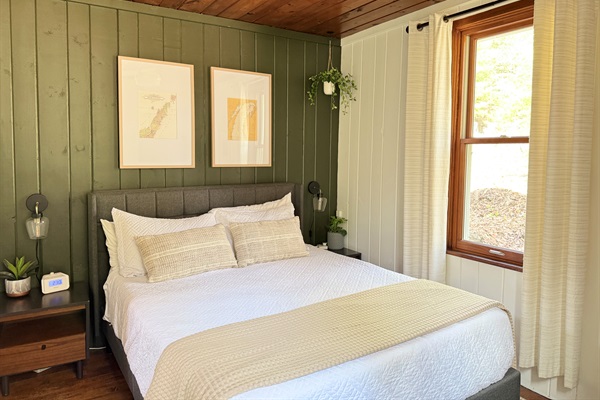 Queen Bed - Primary Bedroom