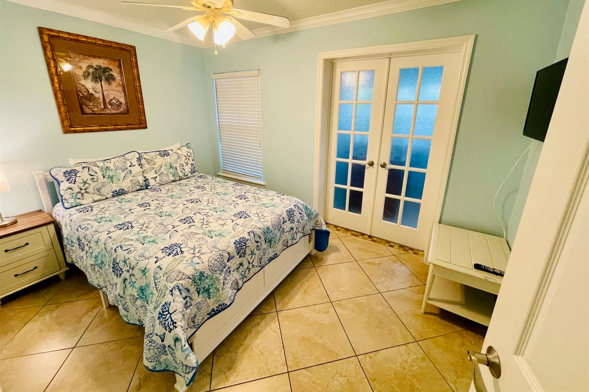 Bedroom 1, Queen Bed