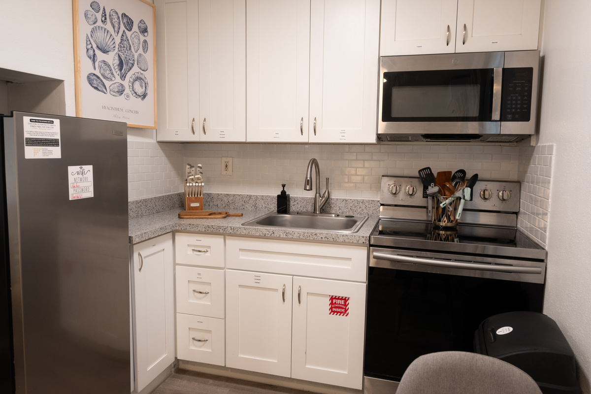 Stove, microwave, full fridge and everything you need to cook