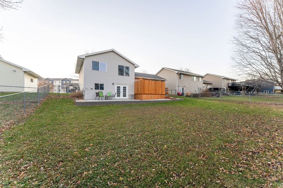 Fenced backyard private Hot-Tub and patio!