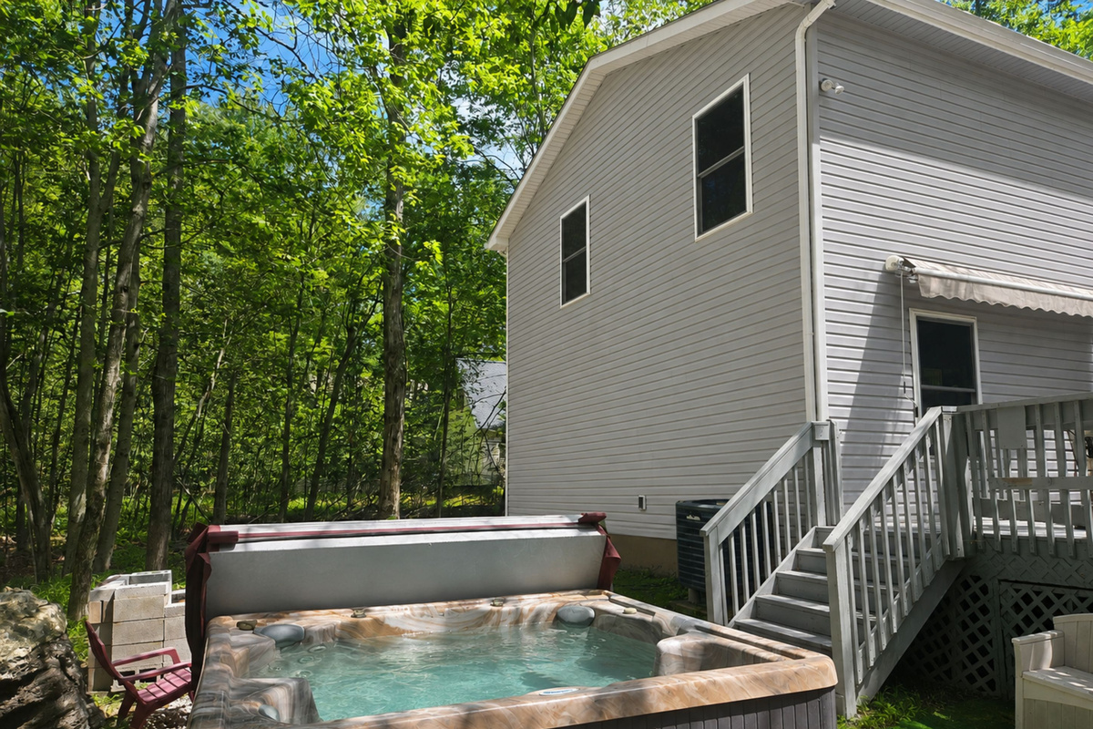 Pocono Lake rental - hot tub - Serhii Vacation Rentals