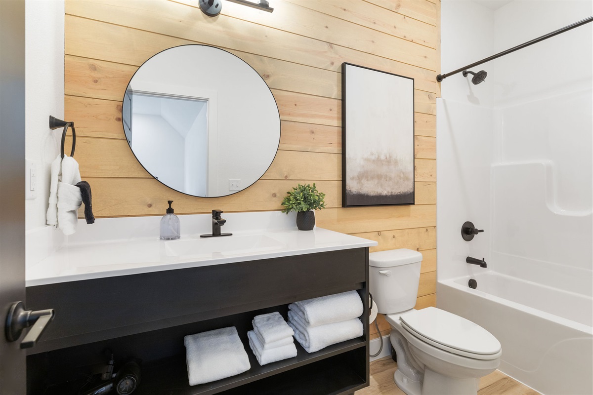 Upper level King bedroom #2 ensuite bathroom